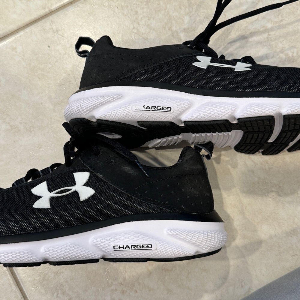 Men’s Under Armour UA Charged Assert Running Shoes Size 9 Wide Black and White - Picture 9 of 10